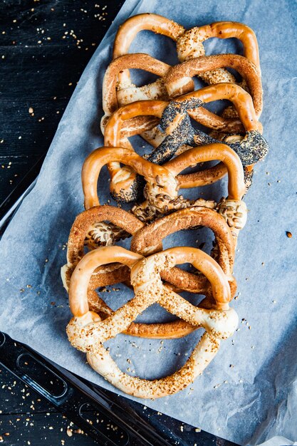 Vers bereide zelfgemaakte zachte pretzels of bagels