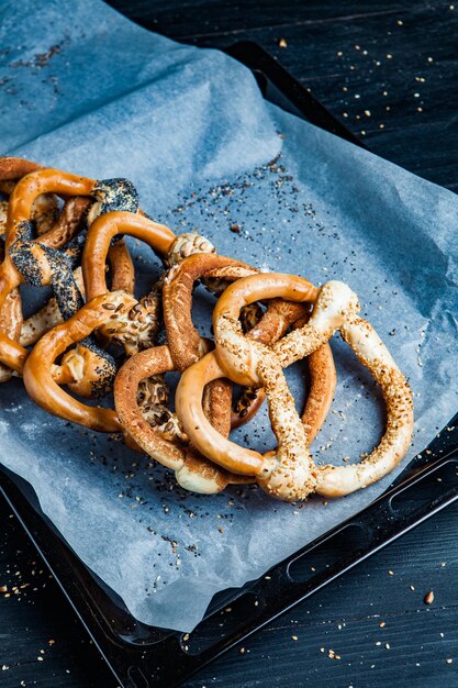 Vers bereide zelfgemaakte zachte pretzels of bagels