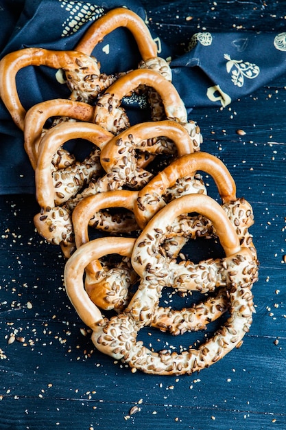 Vers bereide zelfgemaakte zachte pretzels of bagels