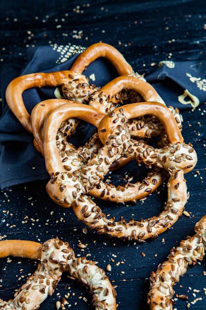 Vers bereide zelfgemaakte zachte pretzels of bagels