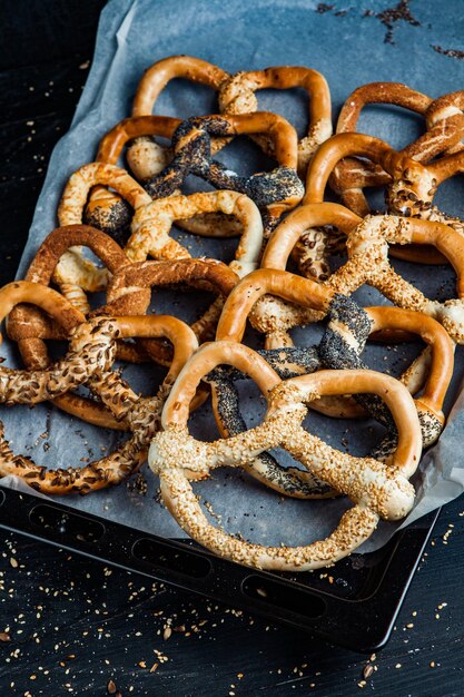 Vers bereide zelfgemaakte zachte pretzels.