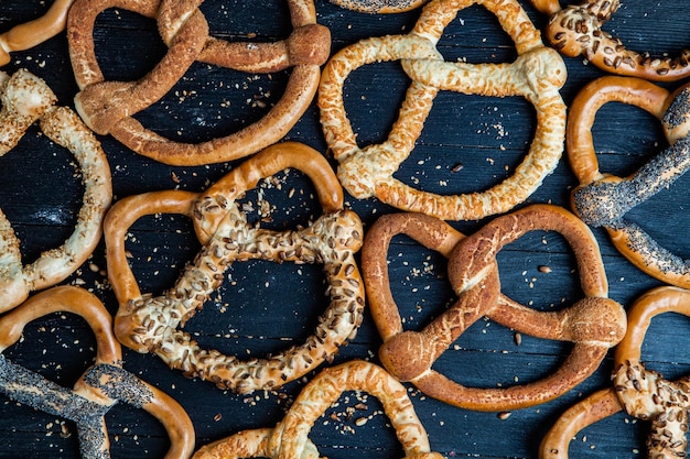 Vers bereide zelfgemaakte zachte pretzels.