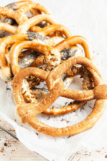 Vers bereide zelfgemaakte zachte pretzels.