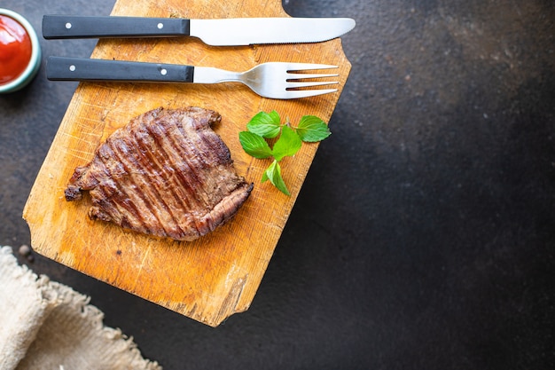 vers biefstuk rundvlees sappig gegrild vlees barbecue gedeelte BBQ op tafel gezond eten maaltijd snack