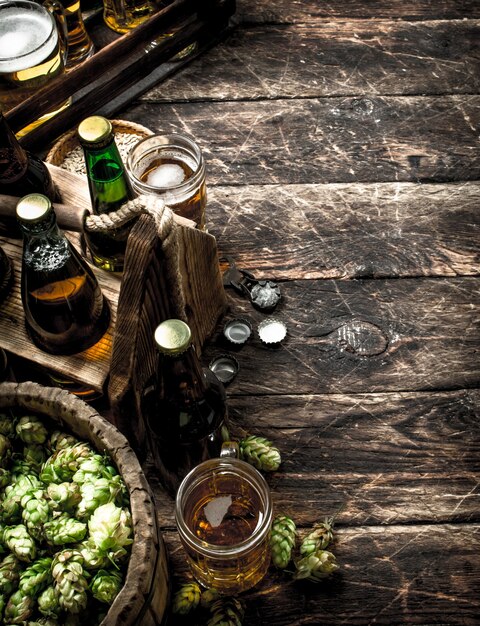 Vers bier met groene hop en mout. op een houten tafel.