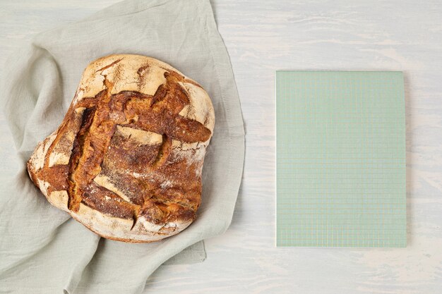 Vers biologisch artisanaal brood. Gezond eten, koop lokaal, zelfgemaakt broodreceptenconcept. Bovenaanzicht, plat gelegd