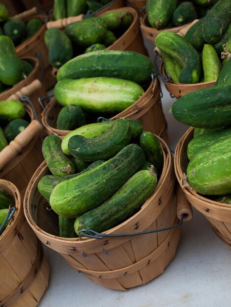 Vers biologisch voedsel op de lokale boerenmarkt. Boerenmarkten zijn een traditionele manier om landbouwproducten te verkopen.