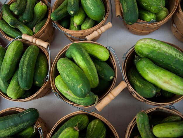 Vers biologisch voedsel op de lokale boerenmarkt. Boerenmarkten zijn een traditionele manier om landbouwproducten te verkopen.