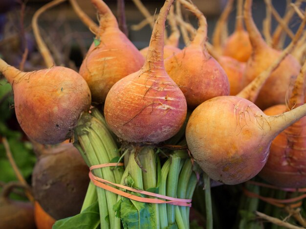 Vers biologisch voedsel op de lokale boerenmarkt. Boerenmarkten zijn een traditionele manier om landbouwproducten te verkopen.