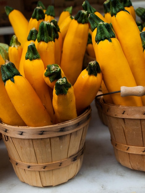 Vers biologisch voedsel op de lokale boerenmarkt. Boerenmarkten zijn een traditionele manier om landbouwproducten te verkopen.