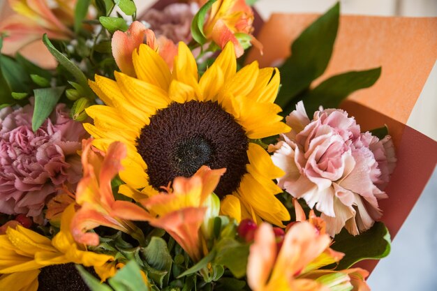 Vers boeket van gele zonnebloemen en roze anjers op marmeren achtergrond bloemenwinkel een variant van...