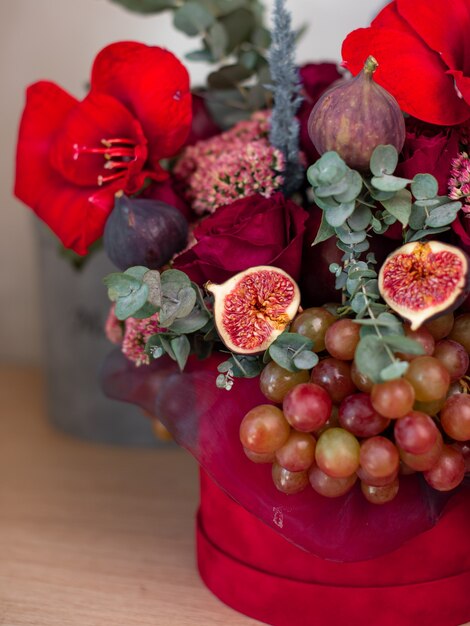 Vers boeket van kleurrijke gemengde bloemen. Europees bloemenwinkelconcept. Bloemen bezorgen