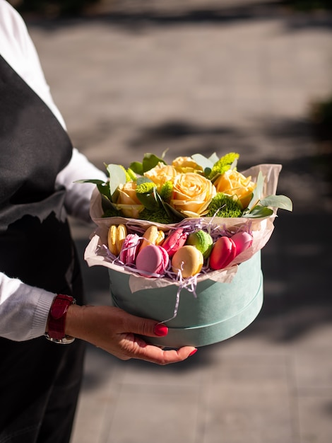 Vers boeket van kleurrijke gemengde bloemen. Europees bloemenwinkelconcept. Bloemen bezorgen