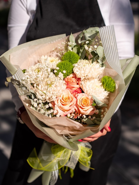 Vers boeket van kleurrijke gemengde bloemen. Europees bloemenwinkelconcept. Bloemen bezorgen