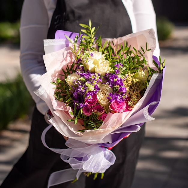 Vers boeket van kleurrijke gemengde bloemen. Europees bloemenwinkelconcept. Bloemen bezorgen