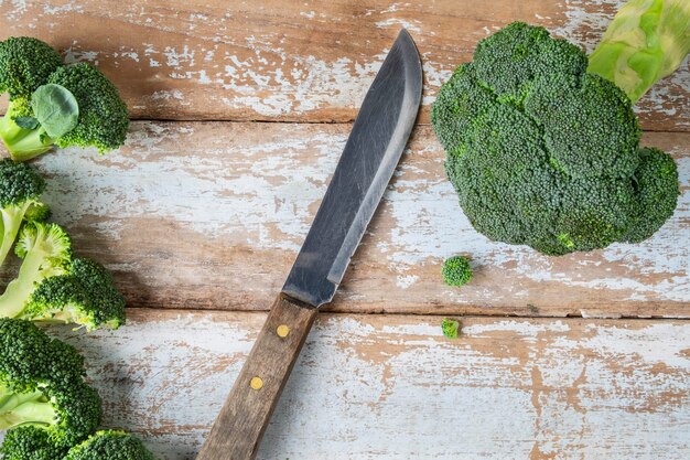 Vers broccoli en mes op houten tafel