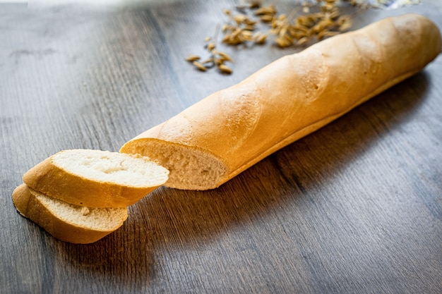 Vers brood bakkerij op houten tafel