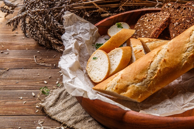 Vers brood brood met granen op houten plaat op tafel met jute doek