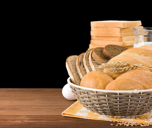 Vers brood dat op zwarte oppervlakte wordt geïsoleerd