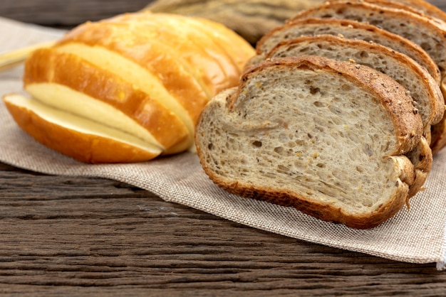 Vers brood en tarwe en gele aardappel brood