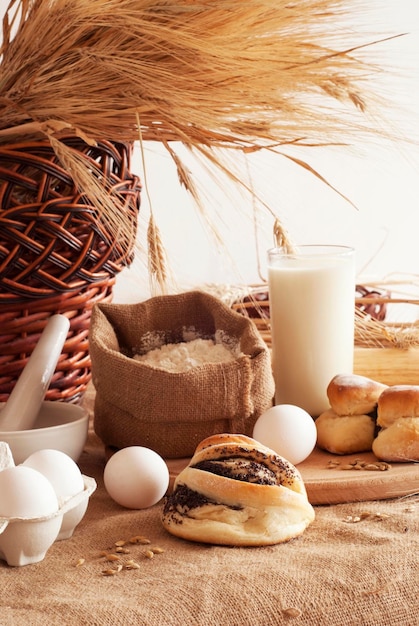vers brood en tarwe op de jute