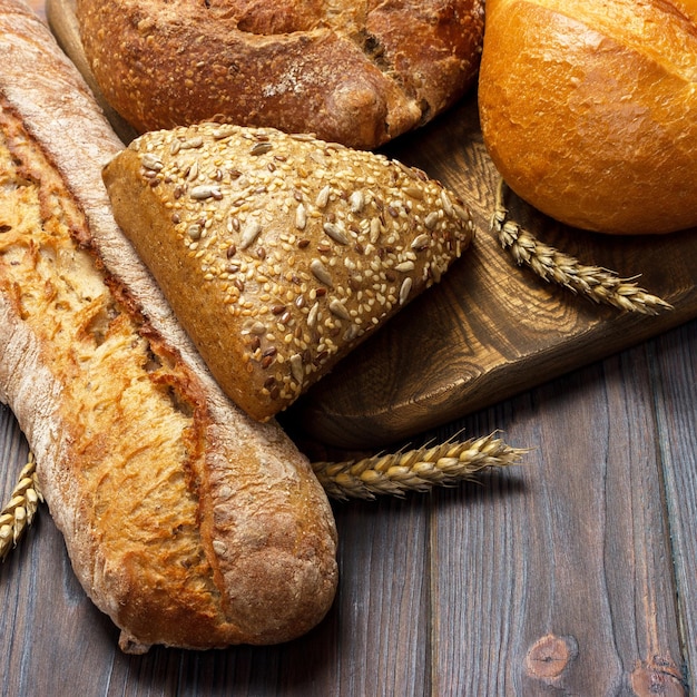 Vers brood en tarwe op het houten bovenaanzicht