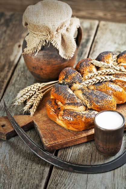 Foto vers brood en tarwe op houten