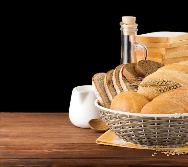 Vers brood geïsoleerd op zwarte achtergrond