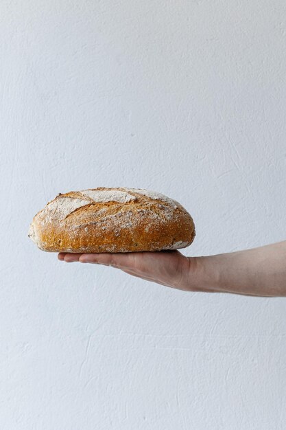 Vers brood in de hand op een witte achtergrond