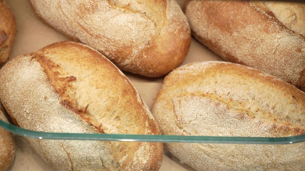 Vers brood in de schappen van de bakkerij in de supermarkt Winkelen in de supermarkt Verkoop van voedselconcept