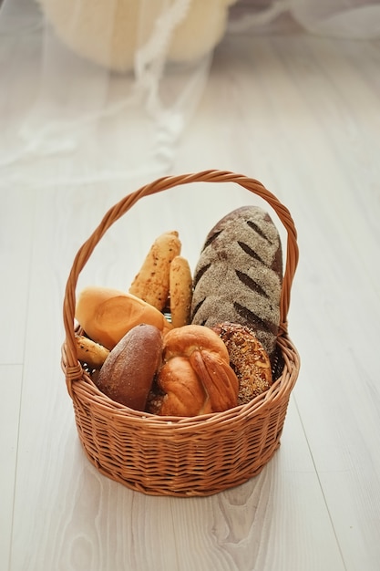 Vers brood in een mand op een lichte achtergrond