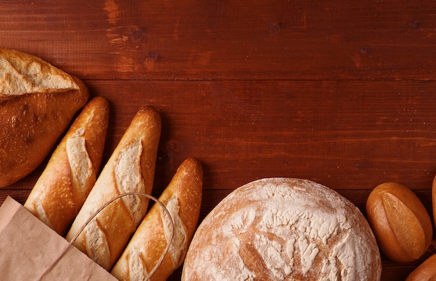 Vers brood in een papieren zak. klein bakkerijconcept met glutenvrij gearomatiseerd brood