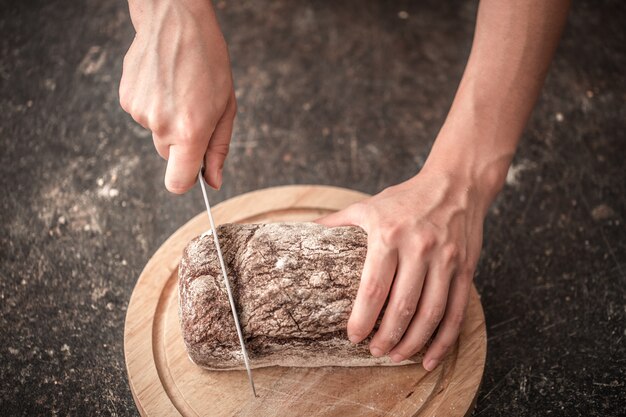 vers brood in handen close-up op oude houten tafel