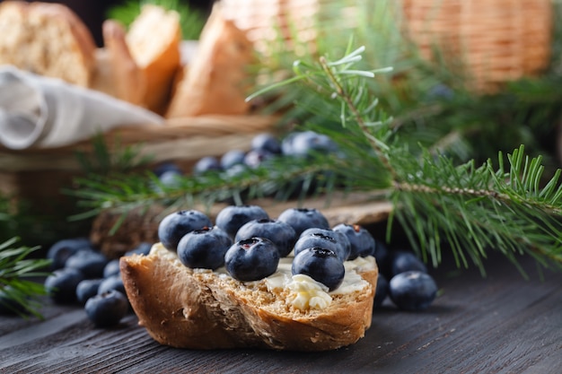 Vers brood met bosbessen jam en fruit op een rustieke tafel