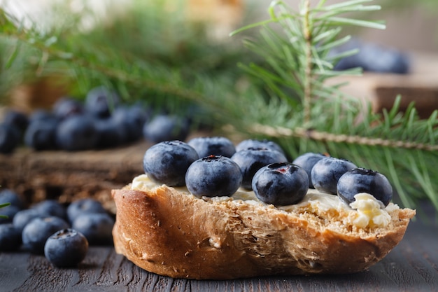 Vers brood met bosbessen jam en fruit op een rustieke tafel