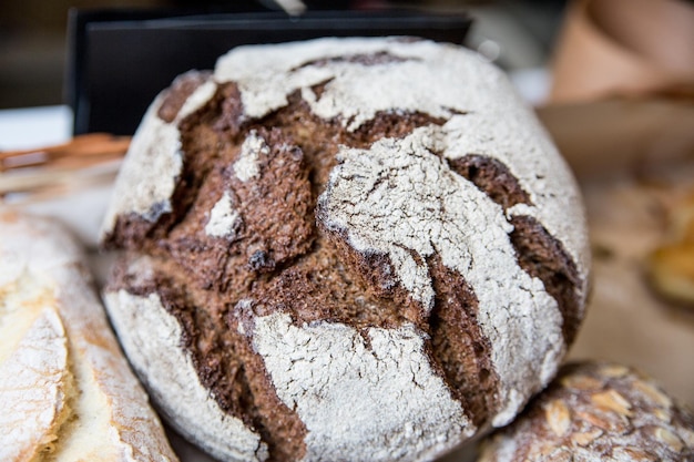 Vers brood met granen en zaden. Verse bakkerij.