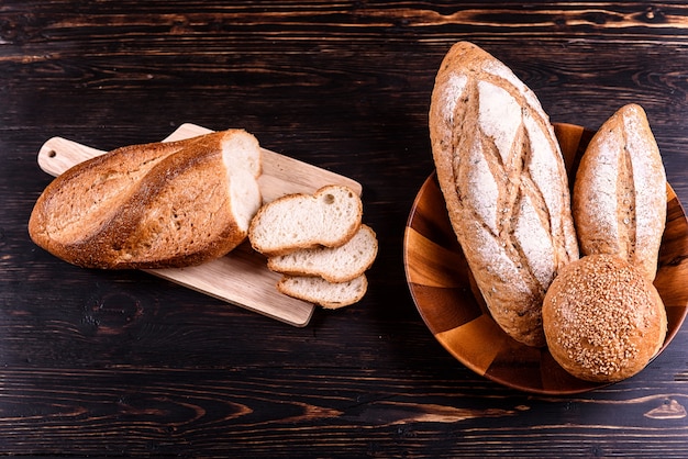 Vers brood met melk op zwarte houten tafel.