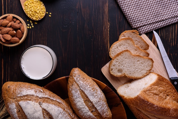 Vers brood met melk op zwarte houten tafel.