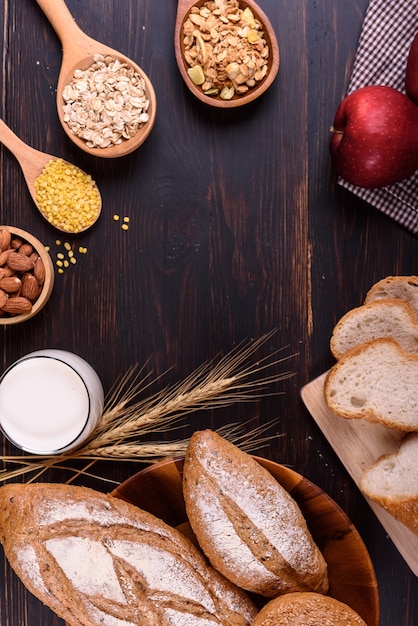 Vers brood met melk op zwarte houten tafel.