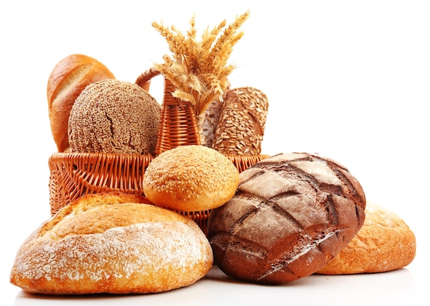 Vers brood met tarwe in rieten mand die op wit wordt geïsoleerd