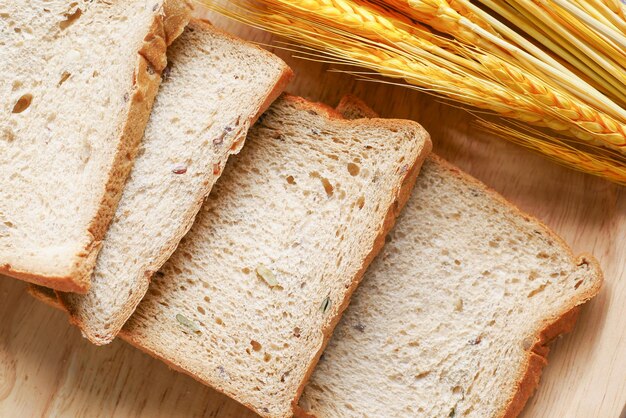 Vers brood met tarwe oren op tafel