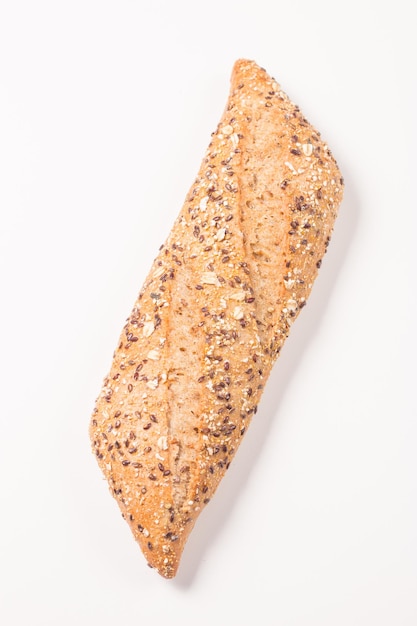 Vers brood met zaden op een witte tafelondergrond. Bakkerij. Voedselveiligheidsconcept.