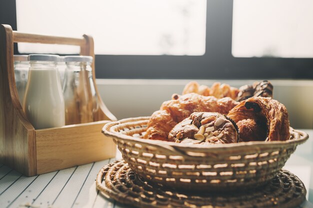 Vers brood op de keukentafel met drank