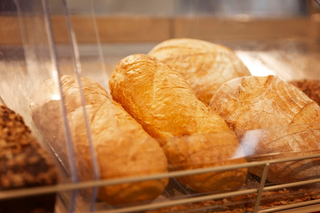 Vers brood op de toonbank Delicious traditionele ontbijt gebak Closeup