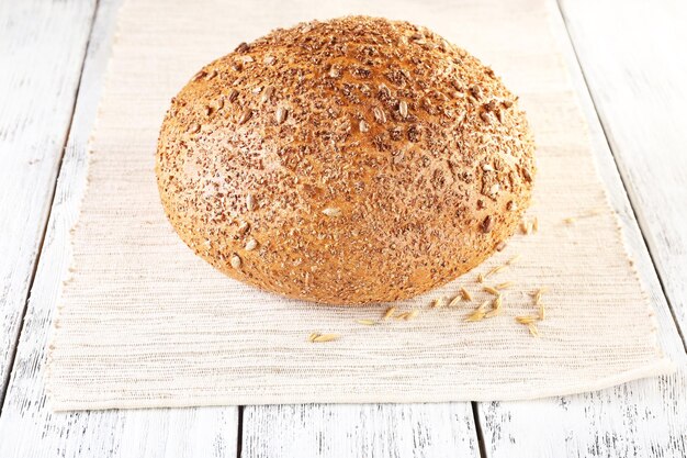 Foto vers brood op een houten tafel van dichtbij