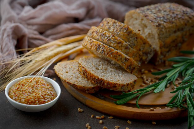 Vers brood op een oude achtergrond met keuken accessoires op tafel.