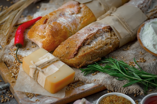 Vers brood op een oude achtergrond met keuken accessoires op tafel.