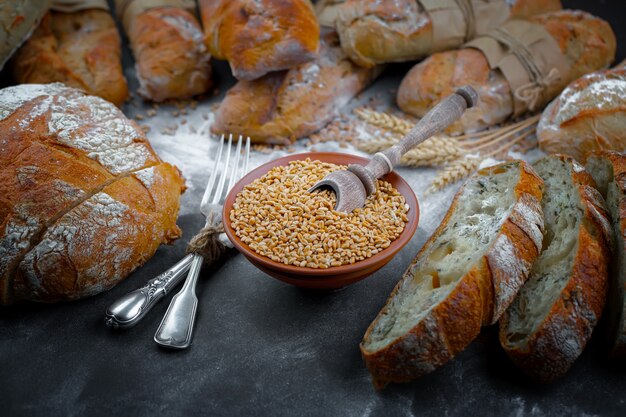 Vers brood op een oude achtergrond met keuken accessoires op tafel.