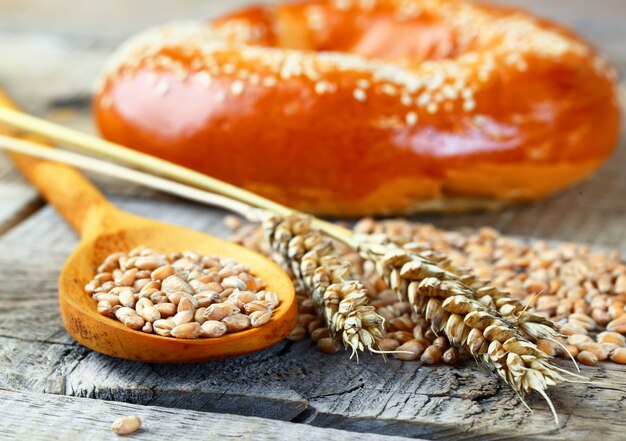 Vers brood op een oude achtergrond met keuken accessoires op tafel.