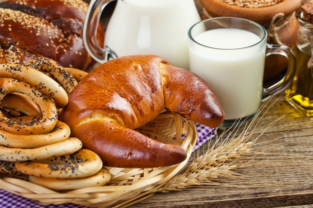 Vers brood op een oude achtergrond met keuken accessoires op tafel.